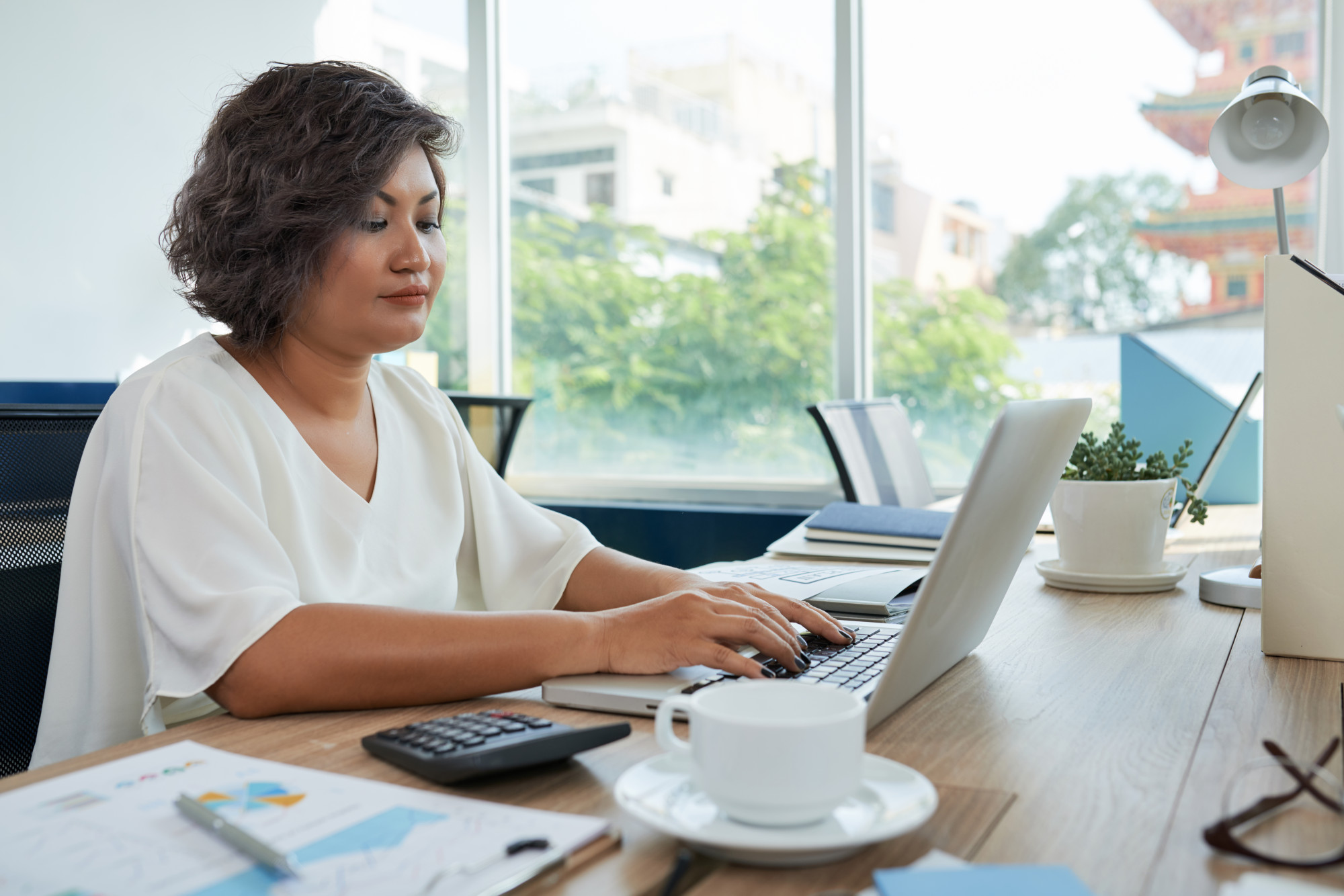 Professionnelle utilisant un logiciel de facturation sur son ordinateur