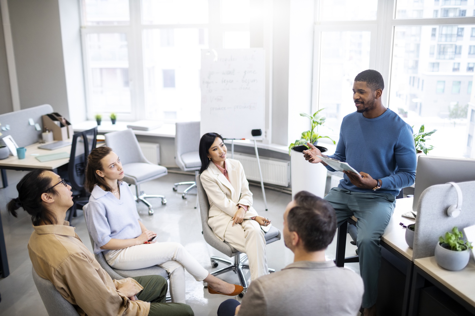 Équipe administrative réunie en séance de formation dans un bureau