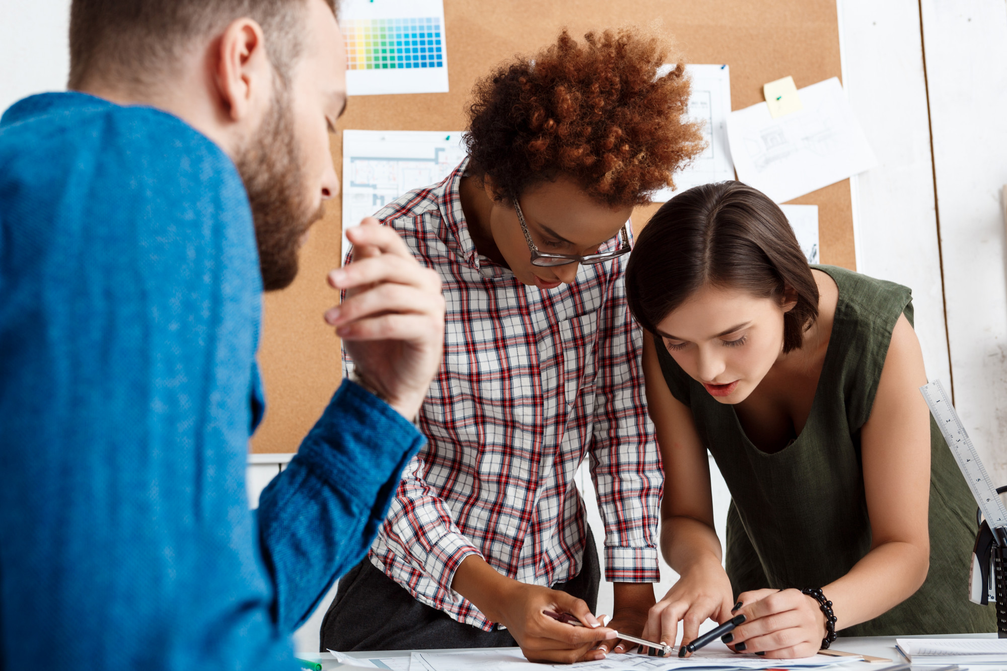 Atelier de travail réunissant une équipe autour d'un poste de travail
