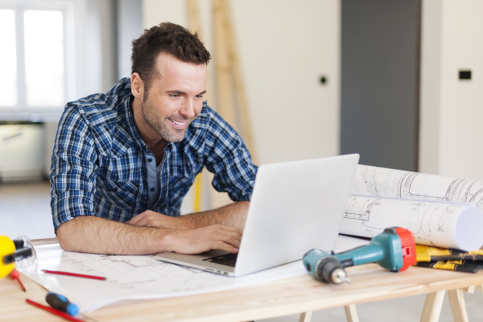 Artisan comparant plusieurs solutions de gestion sur son ordinateur