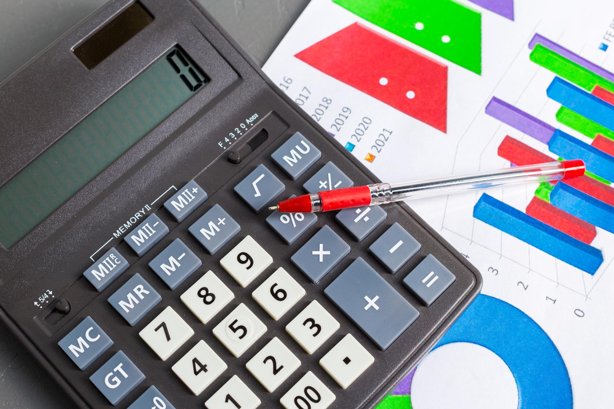 Calculatrice et graphiques pour comparer les coûts sur trois ans
