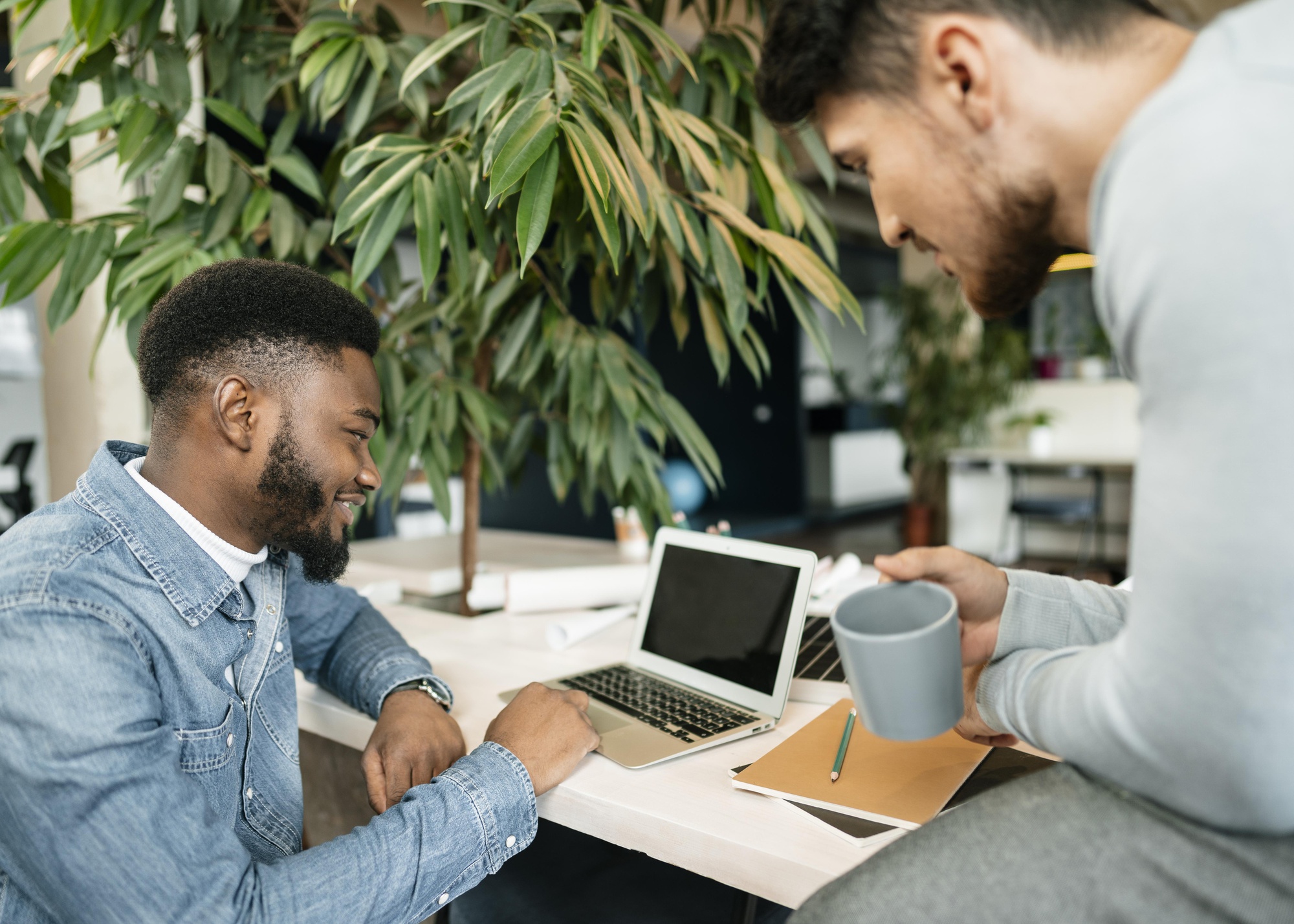 Développeur échangeant avec un client lors d'un rendez-vous sur site