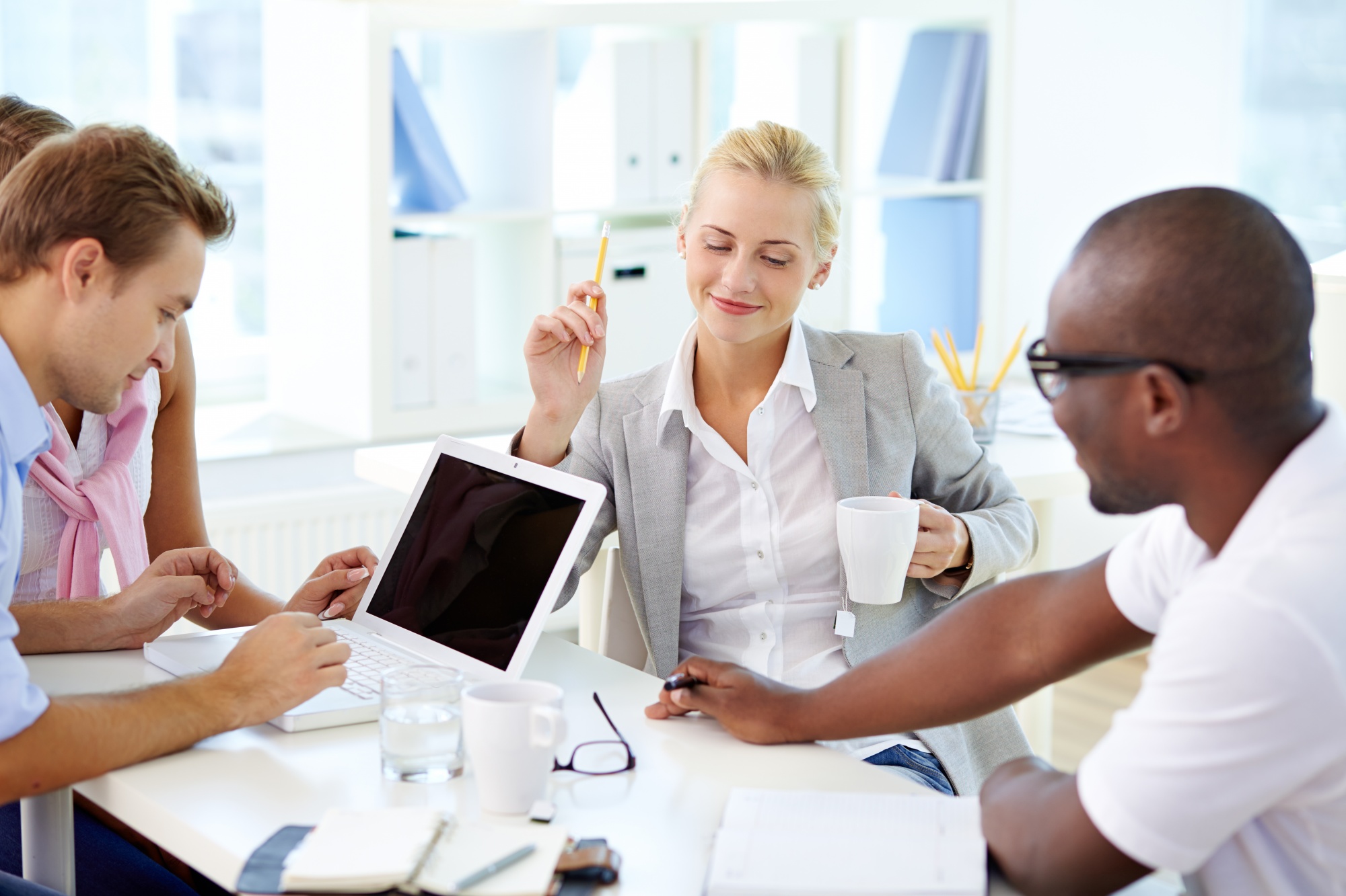 Équipe réunie autour d'une table pour comparer plusieurs options